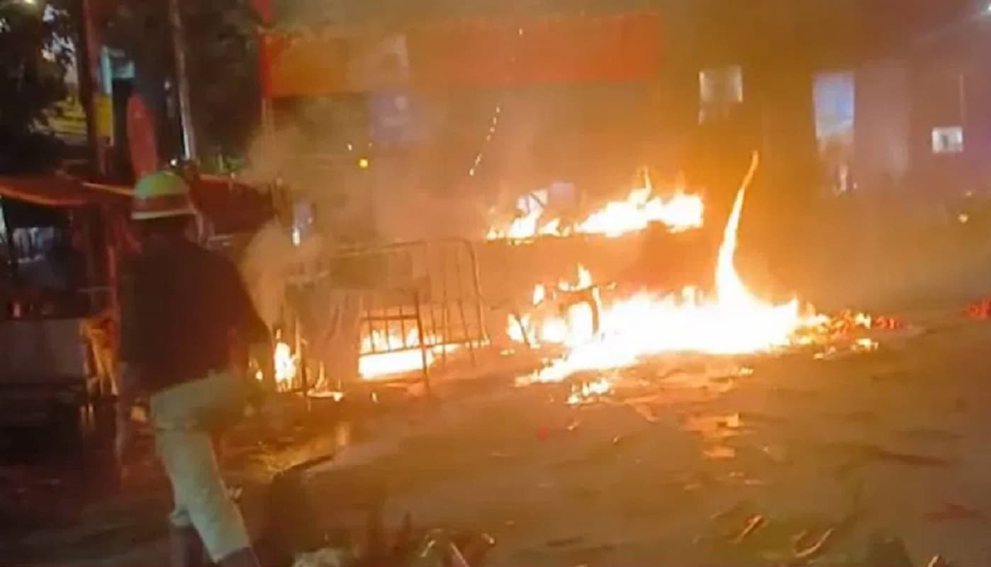 भाजपा की रैली के मंच पर धधकी आग, तृणमूल पर लगा आगजनी करने का आरोप