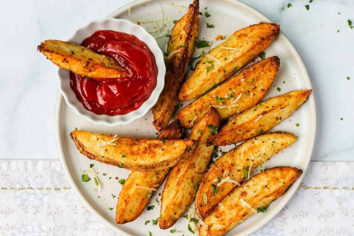 Perfect Crispy Garlic Cheese Potatoes Recipe: घर पर रेस्टोरेंट जैसे क्रिस्पी गार्लिक चीज़ आलू कैसे बनाएं?