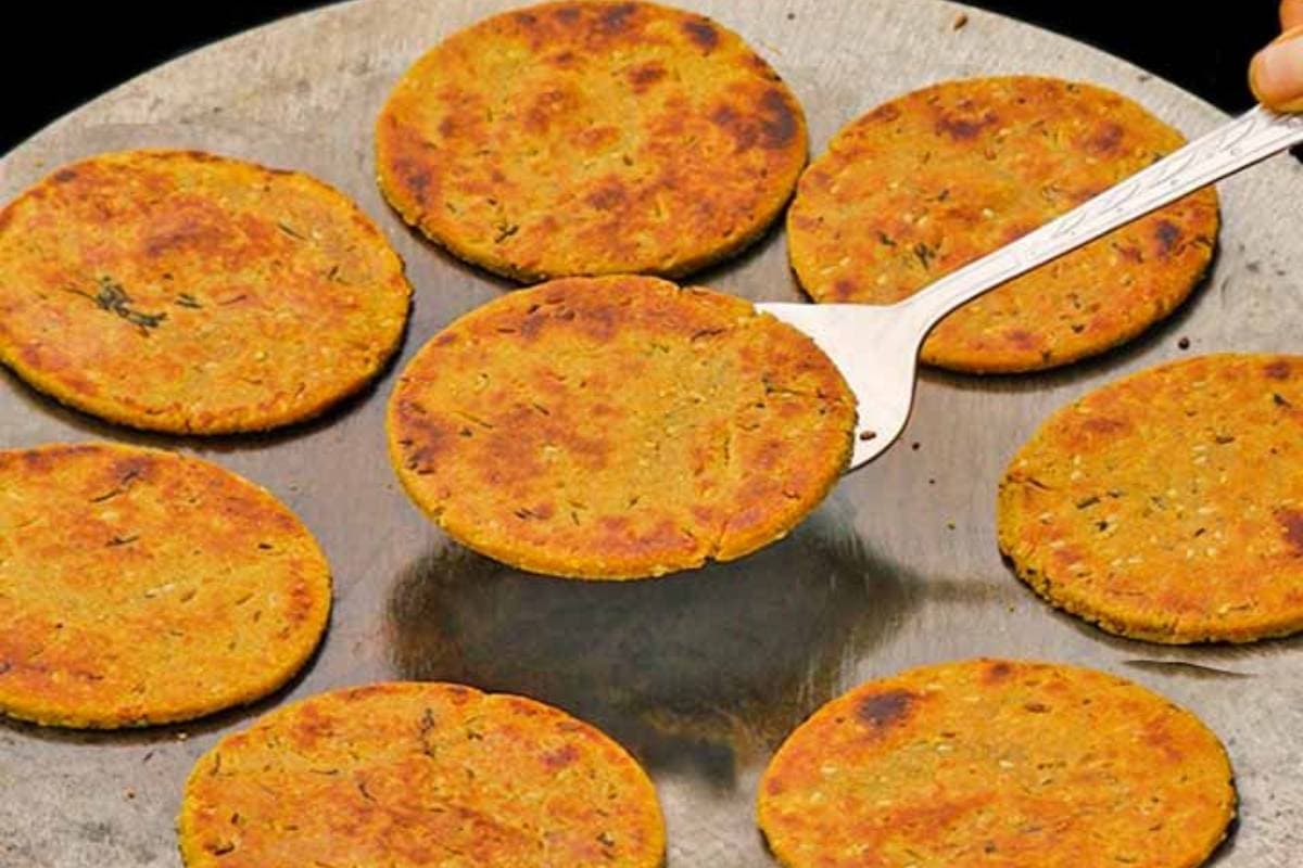 Crispy Masala Bhakri Recipe: खाने का स्वाद हो जाएगा दोगुना एक बार जरूर जरूर चखें क्रिस्पी मसाला भाखरी का स्वाद