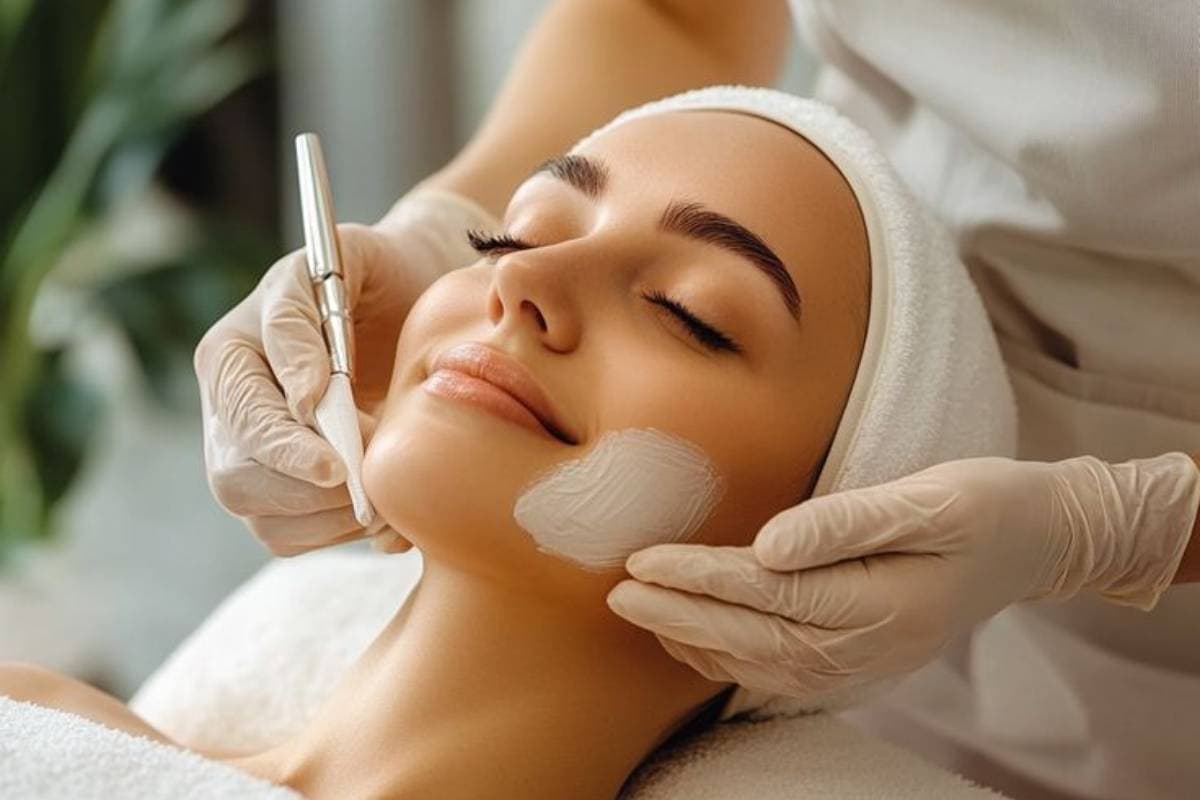 DIY Facewash for Night Skin Care Routine: पर्मानेंट ग्लो के लिए घर पर बनाएं ये घरेलू फेस वॉश