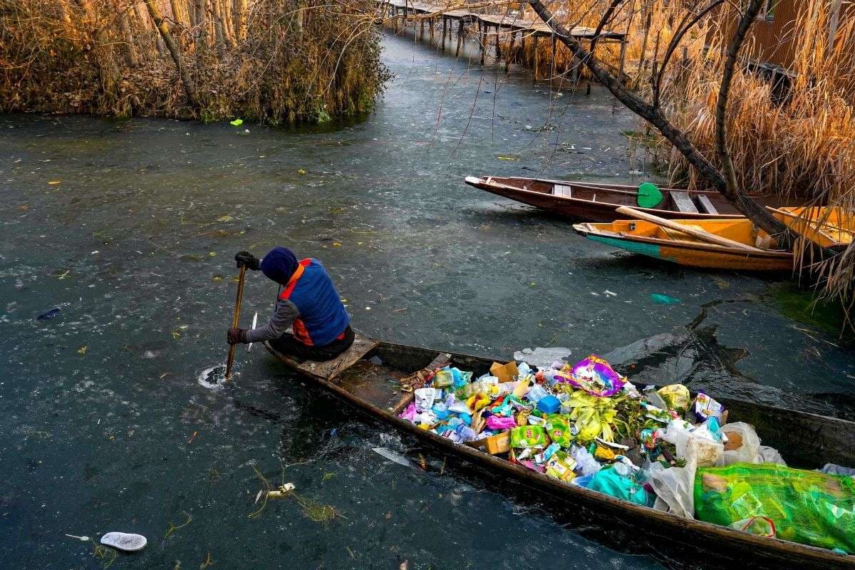 Dal Lake frozen: जम गया डल झील का पानी, कश्मीर में शून्य से 7.5 डिग्री सेल्सियस नीचे गिरा पारा
