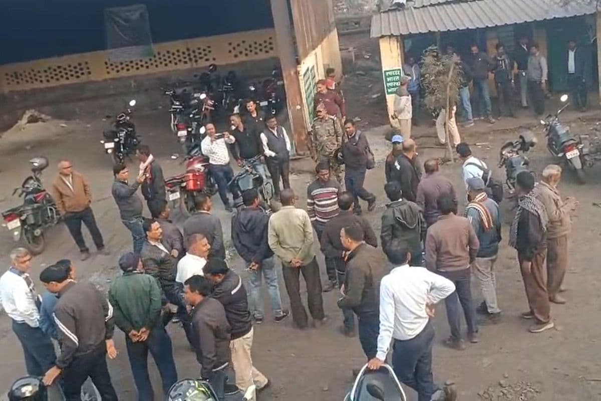 Dhanbad: बीसीसीएल कर्मियों को अपराधियों ने लाठी-डंडे से पीटा, दो लोग गंभीर रूप से घायल