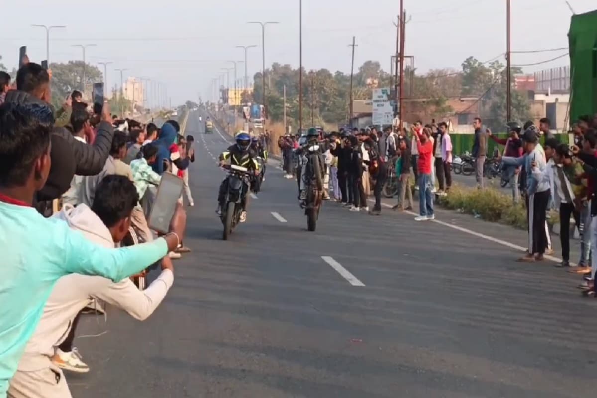 धनबाद में बाइकर्स गैंग का आतंक! 8 लेन की सड़क पर 3 घंटे तक करते रहे मौत का स्टंट, वीडियो वायरल