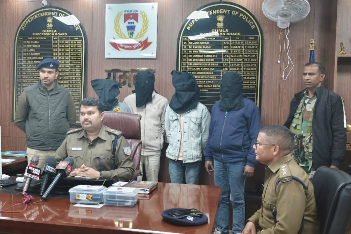 Gumla: स्कॉर्पियो से 1 करोड़ रुपये का गांजा बरामद, पुलिस ने 4 तस्करों को धर दबोचा Gumla: स्कॉर्पियो से 1 करोड़ रुपये का गांजा बरामद, पुलिस ने 4 तस्करों को धर दबोचा
