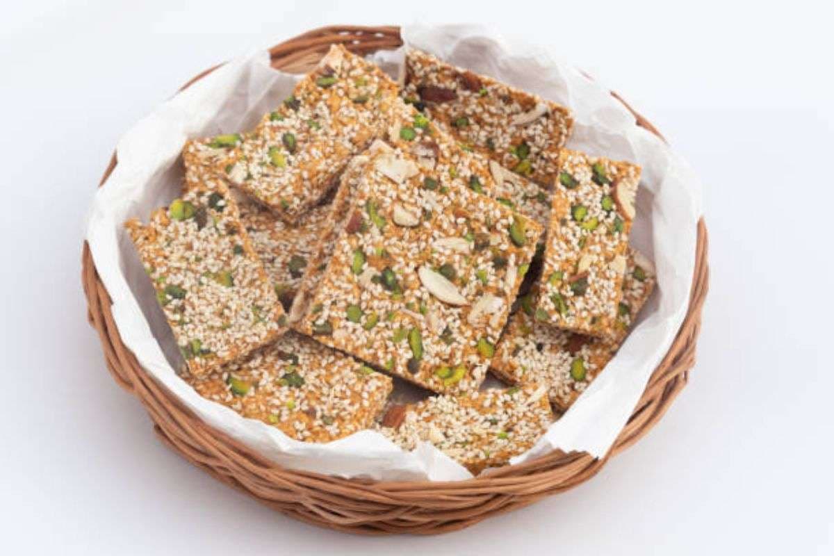 Gud Til Papdi Recipe: घर पर बनाएं बाजार जैसी क्रंची गुड़ तिल पापड़ी, बच्चे खूब करेंगे पसंद