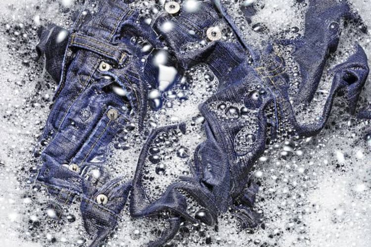 Right Ways to Wash Denim: एक छोटी-सी गलती से खराब हो सकती है आपकी जींस, जानें डेनिम धोने का सही तरीका