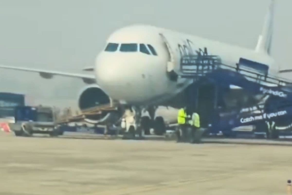 Indigo Flight Bomb Threat: टीशू पेपर पर लिखा प्लेन में है बम, लखनऊ में  इंडिगो फ्लाइट की इमरजेंसी लैंडिंग