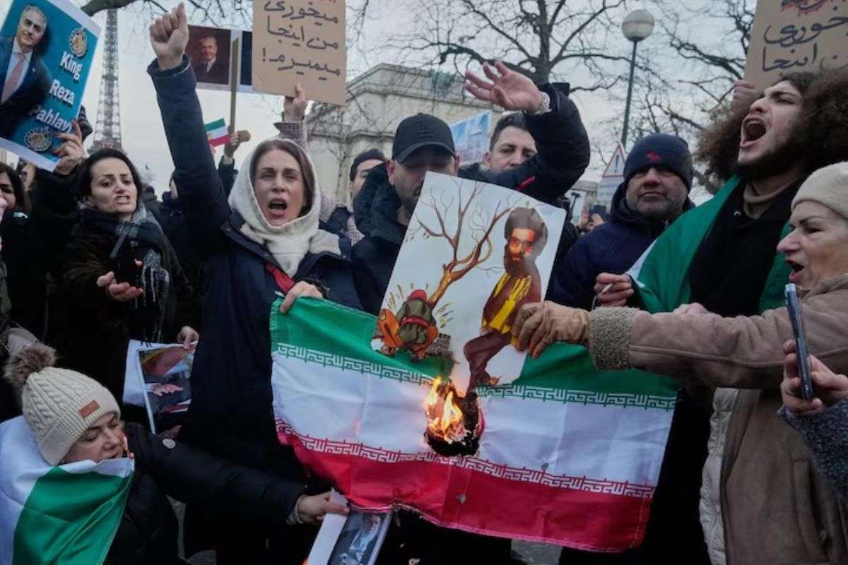 विरोध प्रदर्शनों के बीच US ने ईरान पर लगाए नए प्रतिबंध, क्या अब अमेरिकी हमले का खतरा टल गया