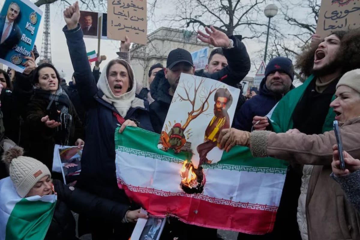 विरोध प्रदर्शनों के बीच US ने ईरान पर लगाए नए प्रतिबंध, क्या अब अमेरिकी हमले का खतरा टल गया