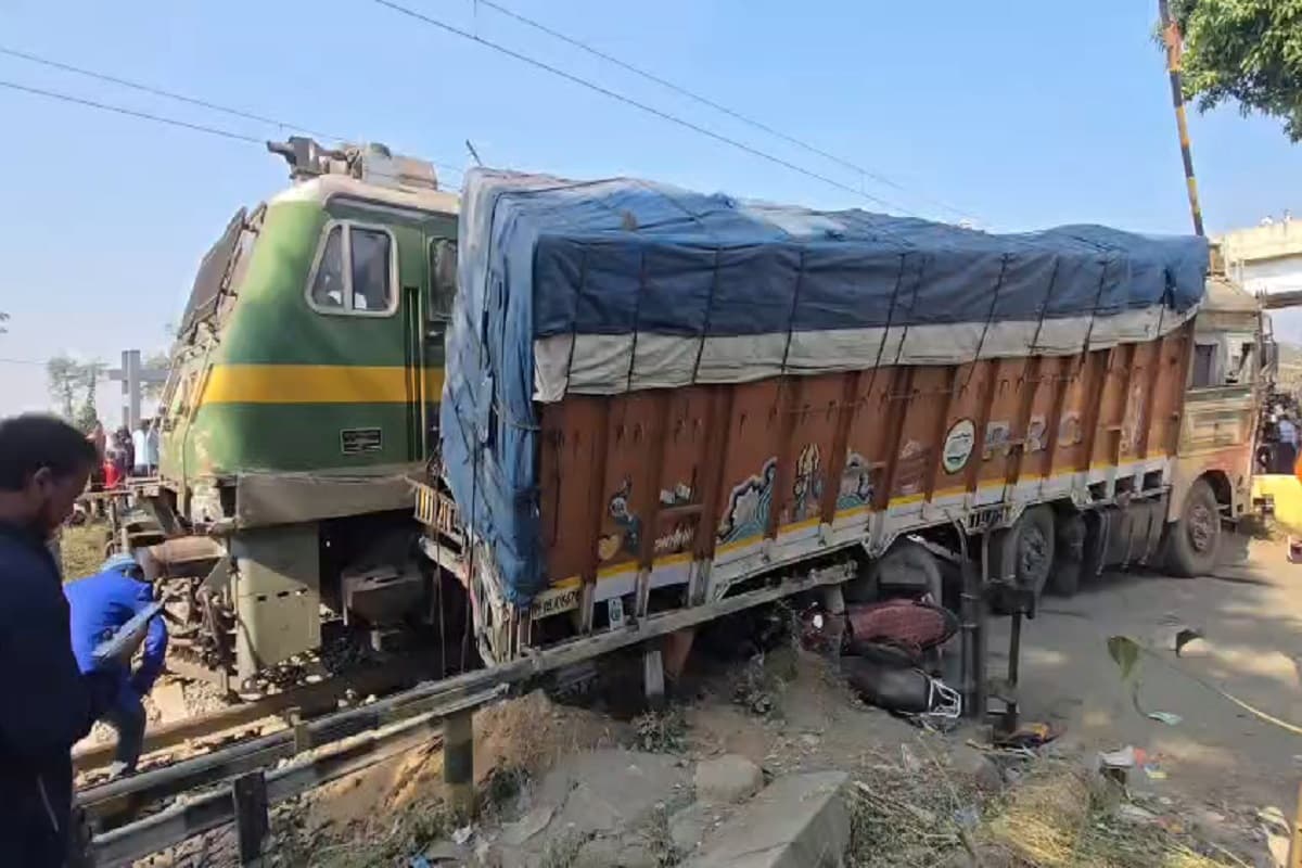 Jasidih Train Accident: झारखंड के जसीडीह में बड़ा रेल हादसा टला, नावाडीह फाटक पर ट्रक से टकराई ट्रेन