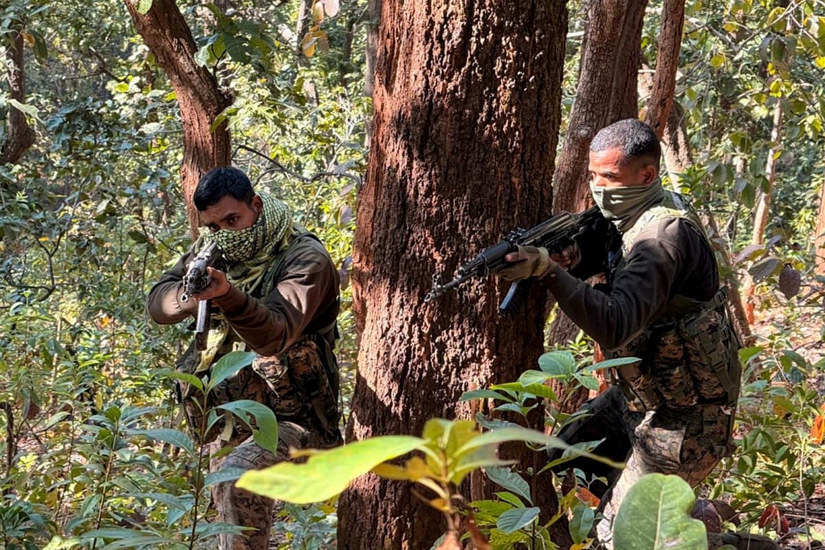 Jharkhand Naxal Encounter: झारखंड के सारंडा में सुरक्षाबलों का बड़ा ऑपरेशन, एक महिला समेत 4.49 करोड़ के इनामी 13 नक्सली ढेर