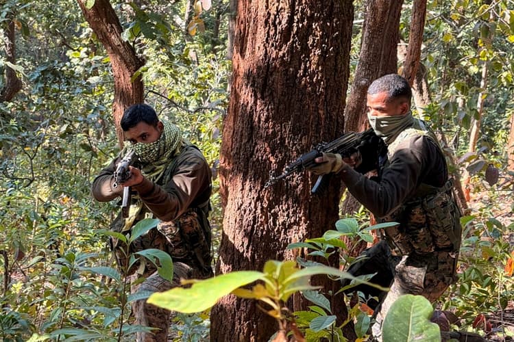 Jharkhand Naxal Encounter: झारखंड के सारंडा में सुरक्षाबलों का बड़ा ऑपरेशन, एक महिला समेत 4.49 करोड़ के इनामी 13 नक्सली ढेर