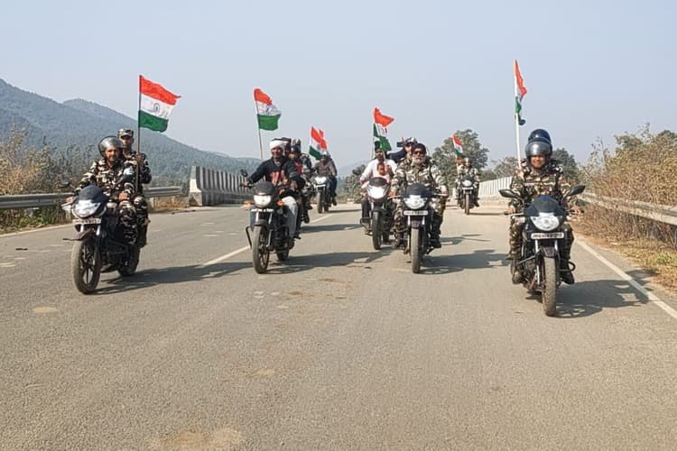 Kharsawan: हाथों में तिरंगा, जुबां पर वंदे मातरम्, राष्ट्र गीत के 150 साल पूरे होने पर SSB ने निकाली बाइक रैली