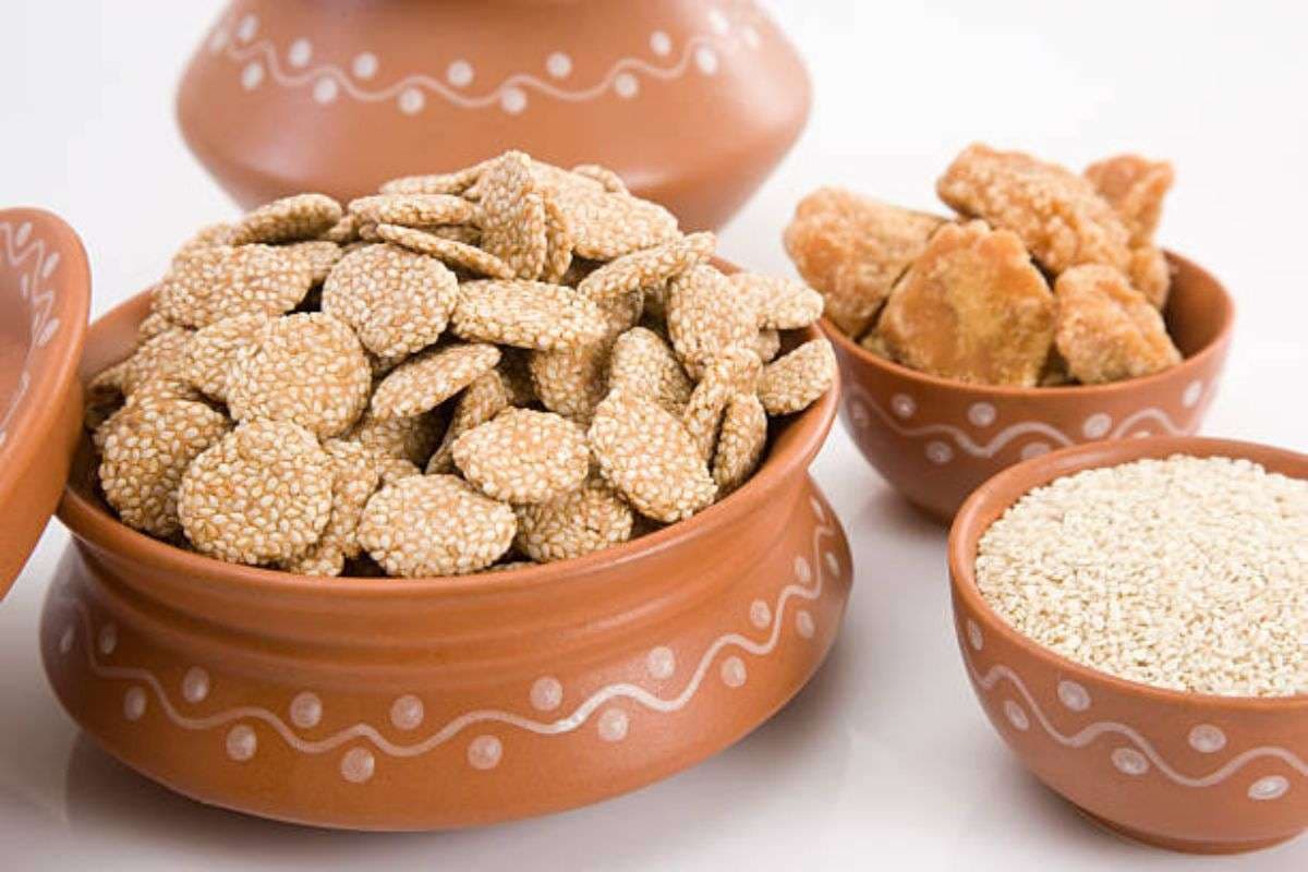 Lohri Special Til Rewari Recipe: लोहड़ी के मौके पर बनाना है टेस्टी और कुरकुरी तिल रेवड़ी, तो ट्राई करें ये सिंपल रेसिपी