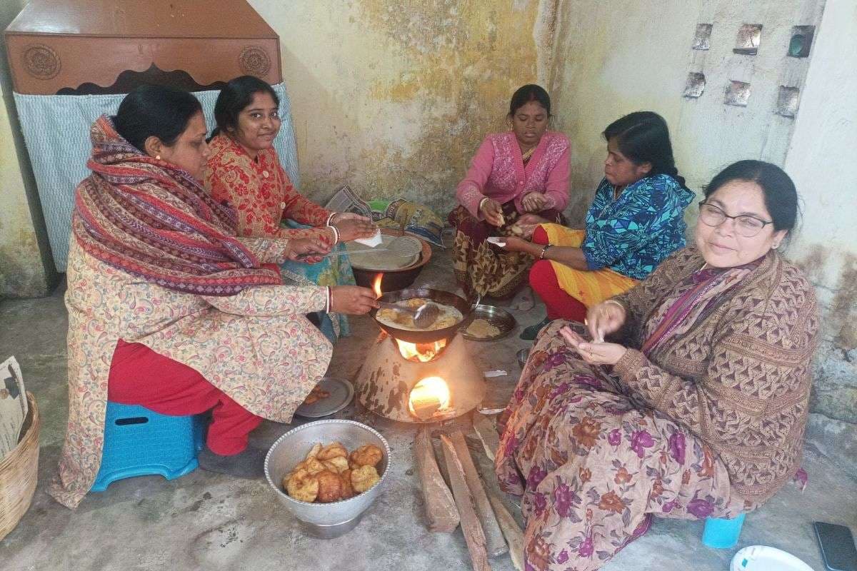 अलग अंदाज में दिखीं विधायक सविता महतो, मकर-टुसू पर खुद बनाया गुड़ पीठा