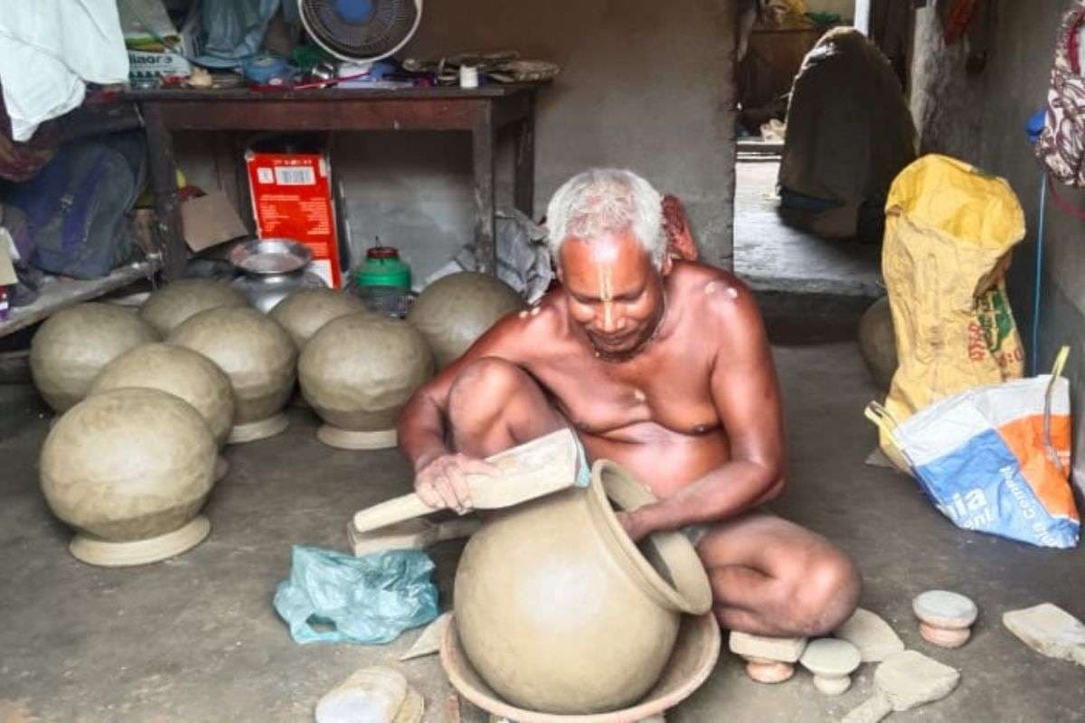 आधुनिकता की मार, फिर भी टिकी है परंपरा, मकर-टुसू पर्व पर मिट्टी के बर्तनों की मांग कायम
