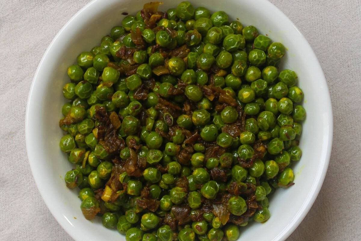 Namkeen Matar Fry Recipe: मिनटों में बनाएं कुरकुरी और स्वाद से भरपूर नमकीन मटर फ्राई