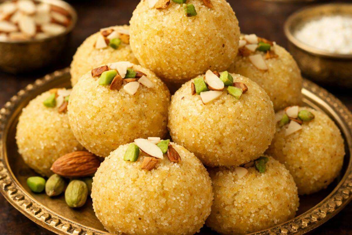Rava Mawa Laddu: त्योहार हो या खास मौका घर पर बनाएं लाजवाब रवा मावा लड्डू