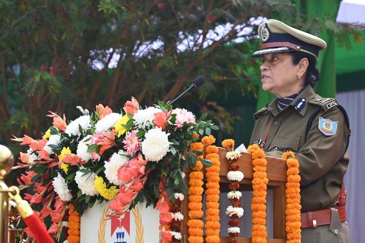 खाकी का दम, अपराधी बेदम: DGP तदाशा मिश्रा ने फहराया तिरंगा, बताया कैसे साल भर में कांपे नक्सली?