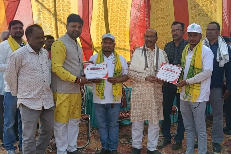 Saraikela: बसंत पंचमी के अवसर पर रक्तदान शिविर का आयोजन, 102 यूनिट ब्लड जमा