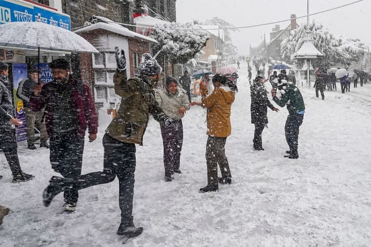 उत्तराखंड में नए साल का पहला हिमपात, फिर लौटी सर्दी, हर तरफ बर्फ की सफेद चादर, देखें तस्वीर