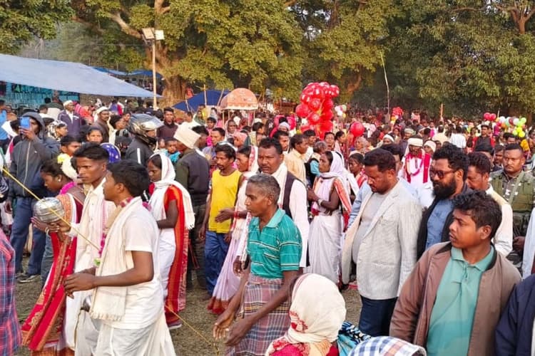 Saraikela: कुचाई के टुसू मेले में बड़े-बड़े, रंग-बिरंगे टुसू लेकर पहुंची महिलाएं, विधायक ने दिया पुरस्कार