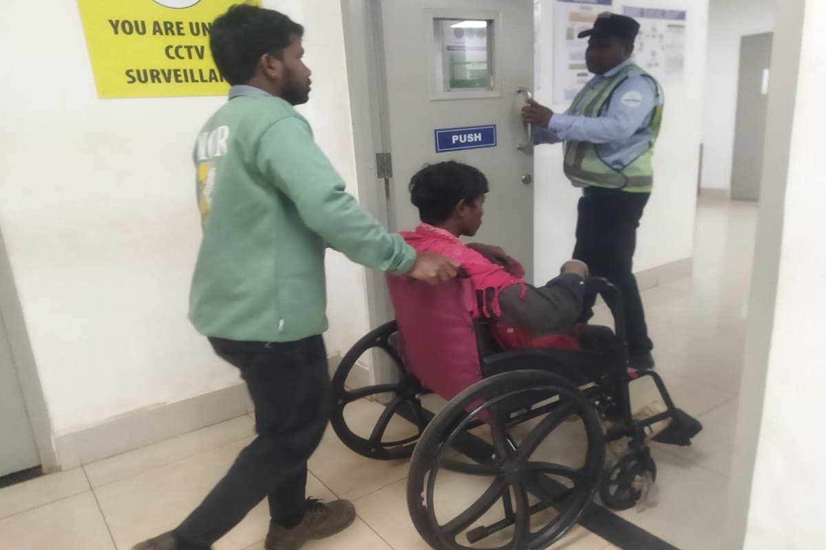 सिस्टम रुका, इंसानियत दौड़ी! गणतंत्र दिवस मेले के बाद मुखिया ने बचाईं कैंपर सवारों की जान
