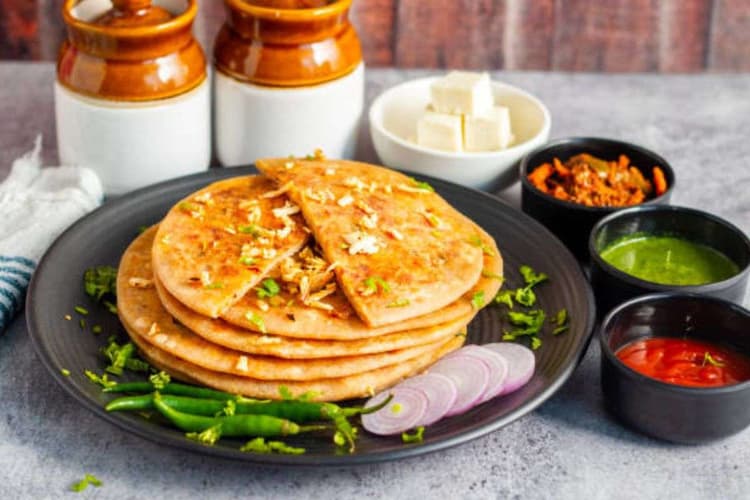 Achari Pyaz Paratha Recipe: मुंह में पानी भर देगी जायकेदार अचारी प्याज पराठा, इस विंटर जरूर करें ट्राई