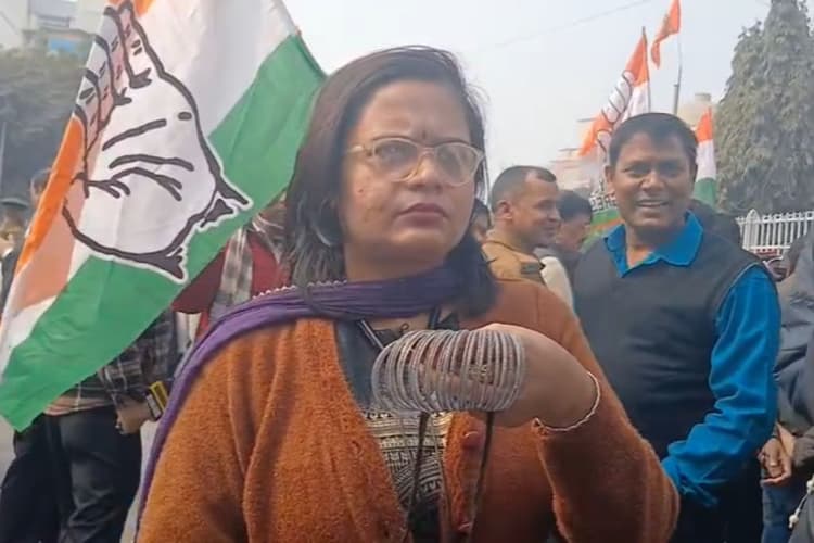 पटना हॉस्टल कांड: NEET छात्रा के लिए कांग्रेस का प्रदर्शन, चूड़ियां लेकर पहुंची महिला कार्यकर्ता ने कहा- सम्राट चौधरी को देंगे