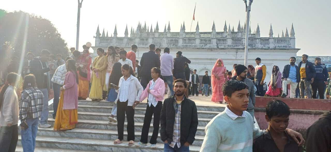 नववर्ष पर हथुआ में गोपाल मंदिर परिसर में रही भीड़