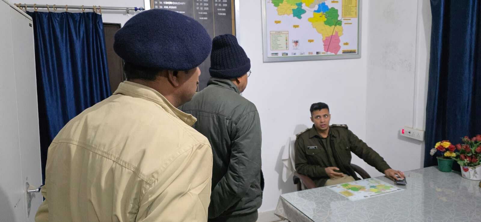 एसपी ने देर रात थावे और मीरगंज थानों का किया औचक निरीक्षण, दिये निर्देश