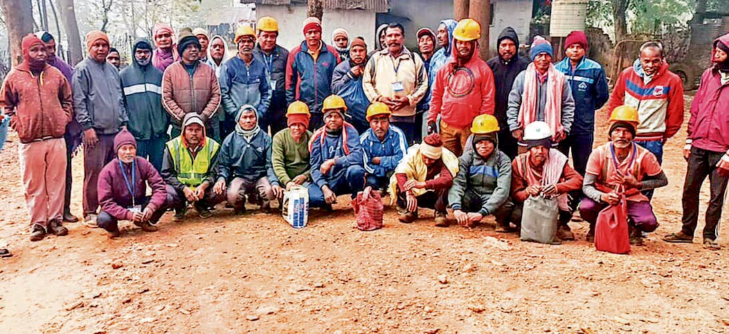 Chaibasa News : आश्वासन के बाद भी छंटनीग्रस्त मजदूरों को सेल में नहीं मिला काम, वापस लौटे