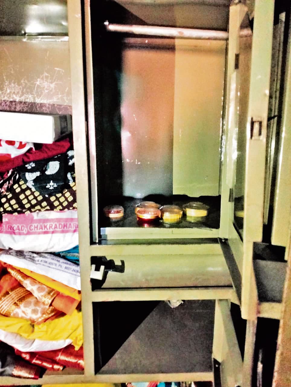 Chaibasa News : जोड़ो में दिनदहाड़े घर का ताला तोड़ पांच लाख के जेवर और 85 हजार की चोरी