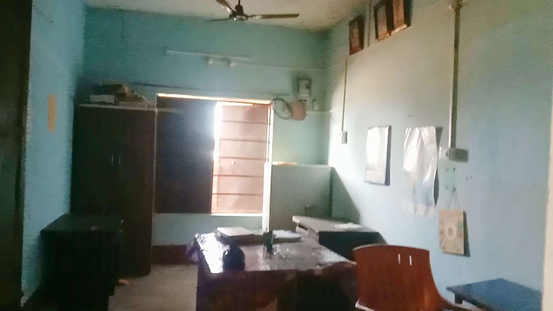 हाजिरी बनाकर स्कूल से गायब शिक्षक-शिक्षिकाएं