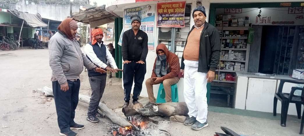 ठाकुरगंगटी में ठंड और घने कोहरे से जनजीवन अस्त-व्यस्त