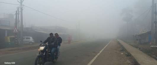 घने कोहरे के कारण दोपहर तक सड़कों पर पसरा रहा सन्नाटा