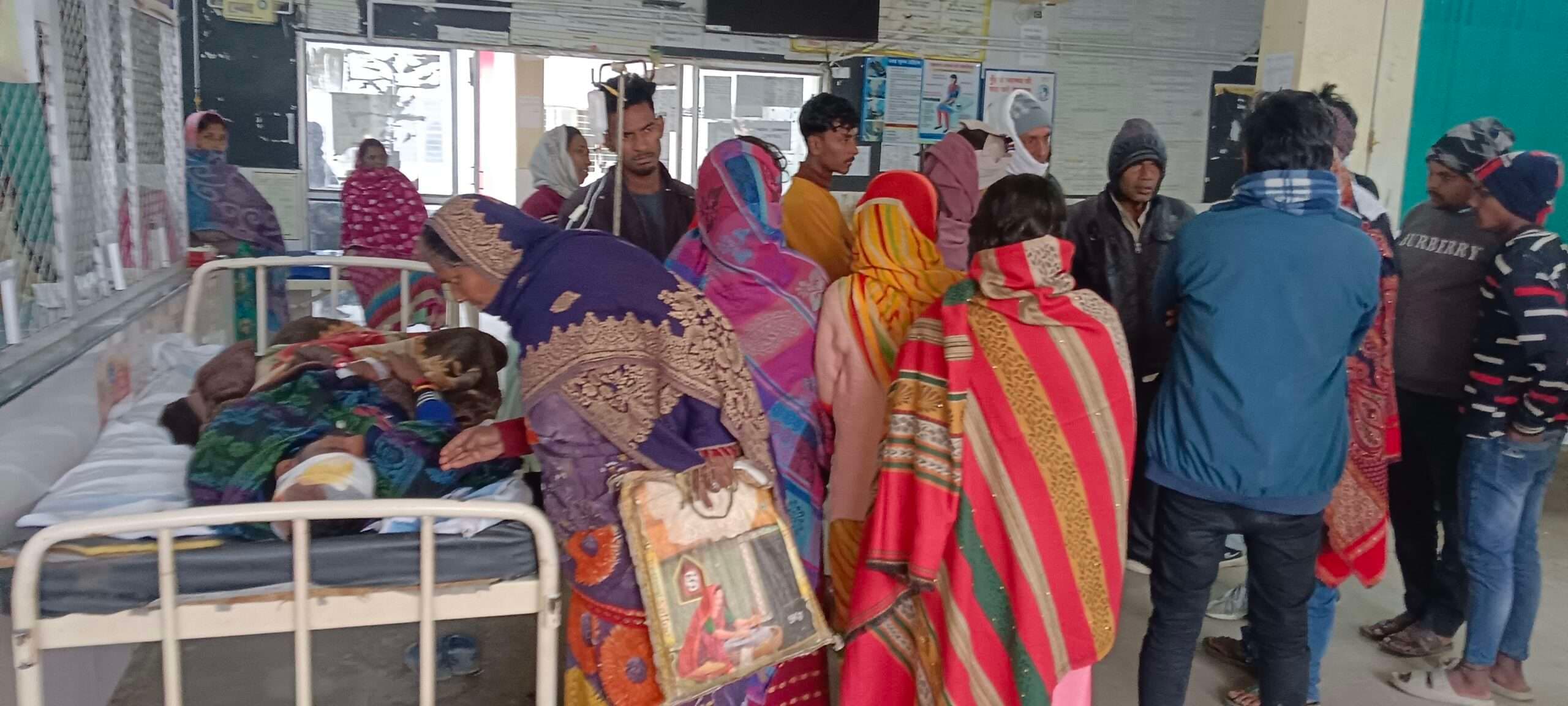 अनियंत्रित होकर टेंपो पलटा, पांच घायल, दो रेफर