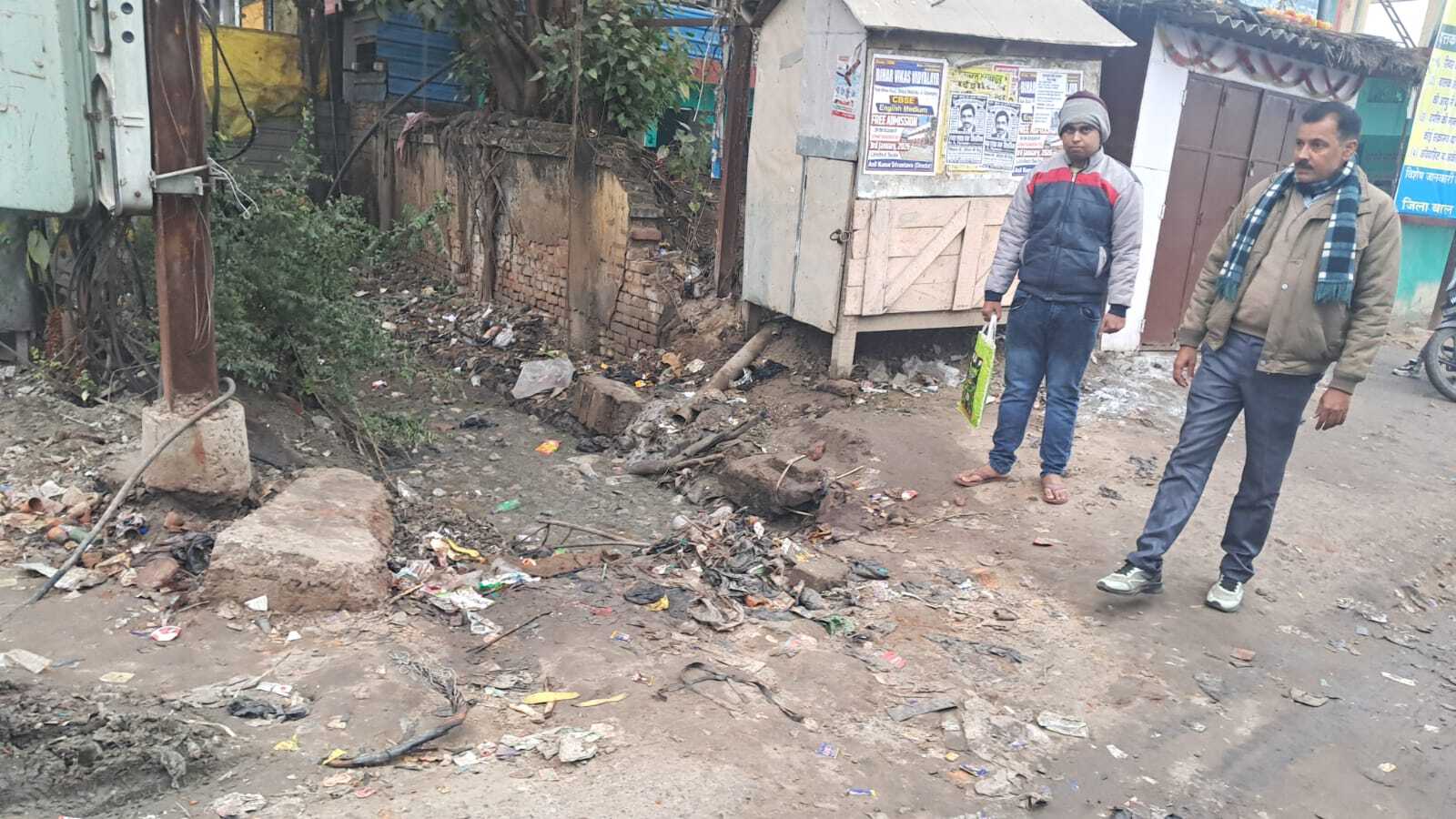 बस स्टैंड मुख्य गेट पर कूड़े का ढेर, खुला नाला और टूटती छत से यात्री हैं परेशान