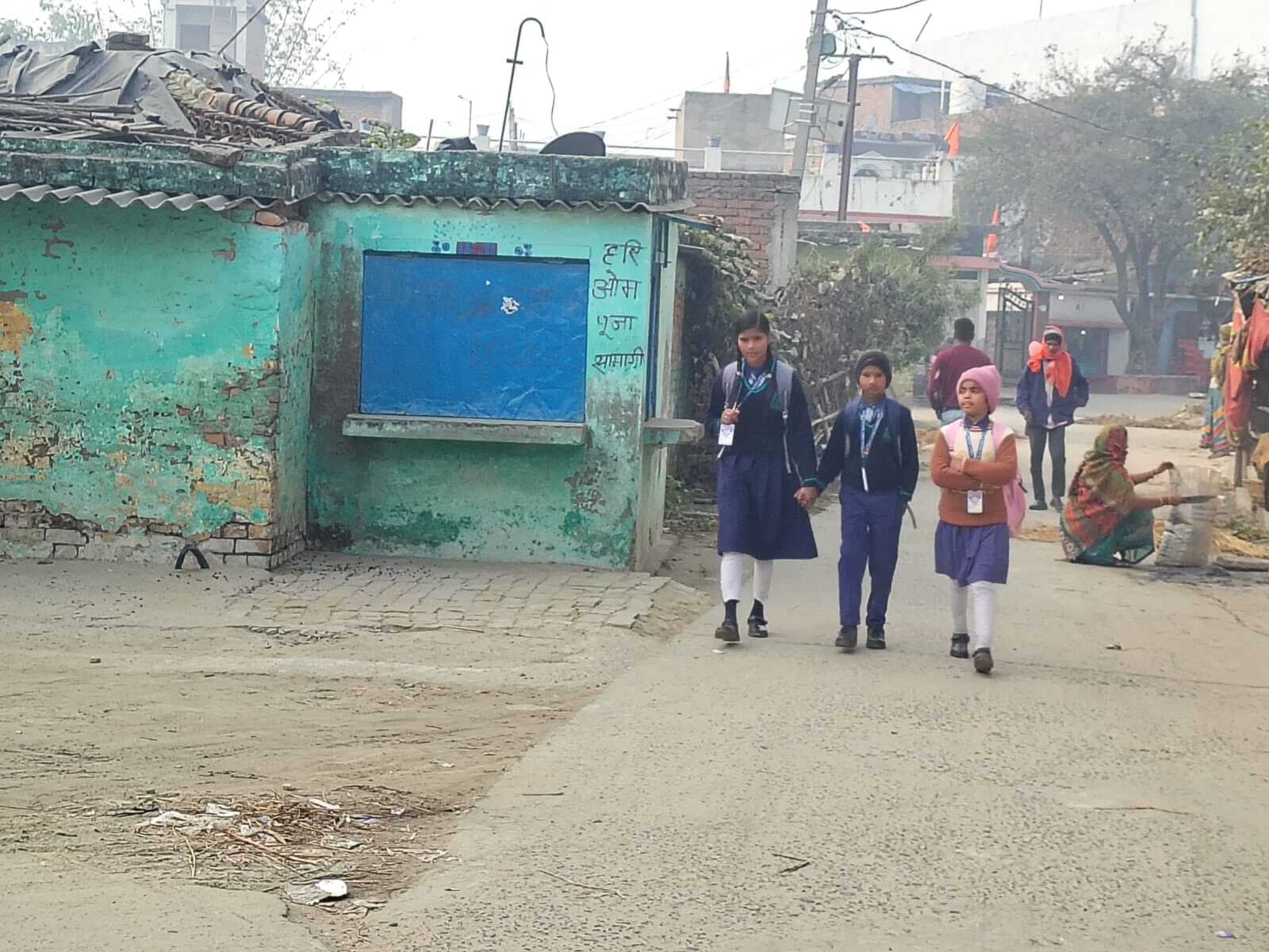 डीएम के आदेश की अनदेखी, ठंड में खुले रहे कई निजी स्कूल