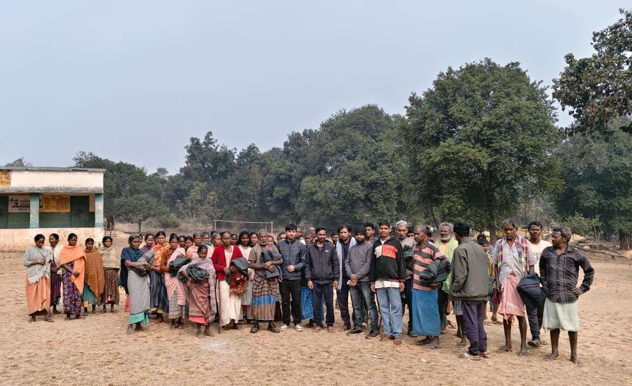 Chaibasa News : सड़क व पेयजल को तरस रहे ग्रामीण स्कूल में शौचालय नहीं, बच्चे परेशान