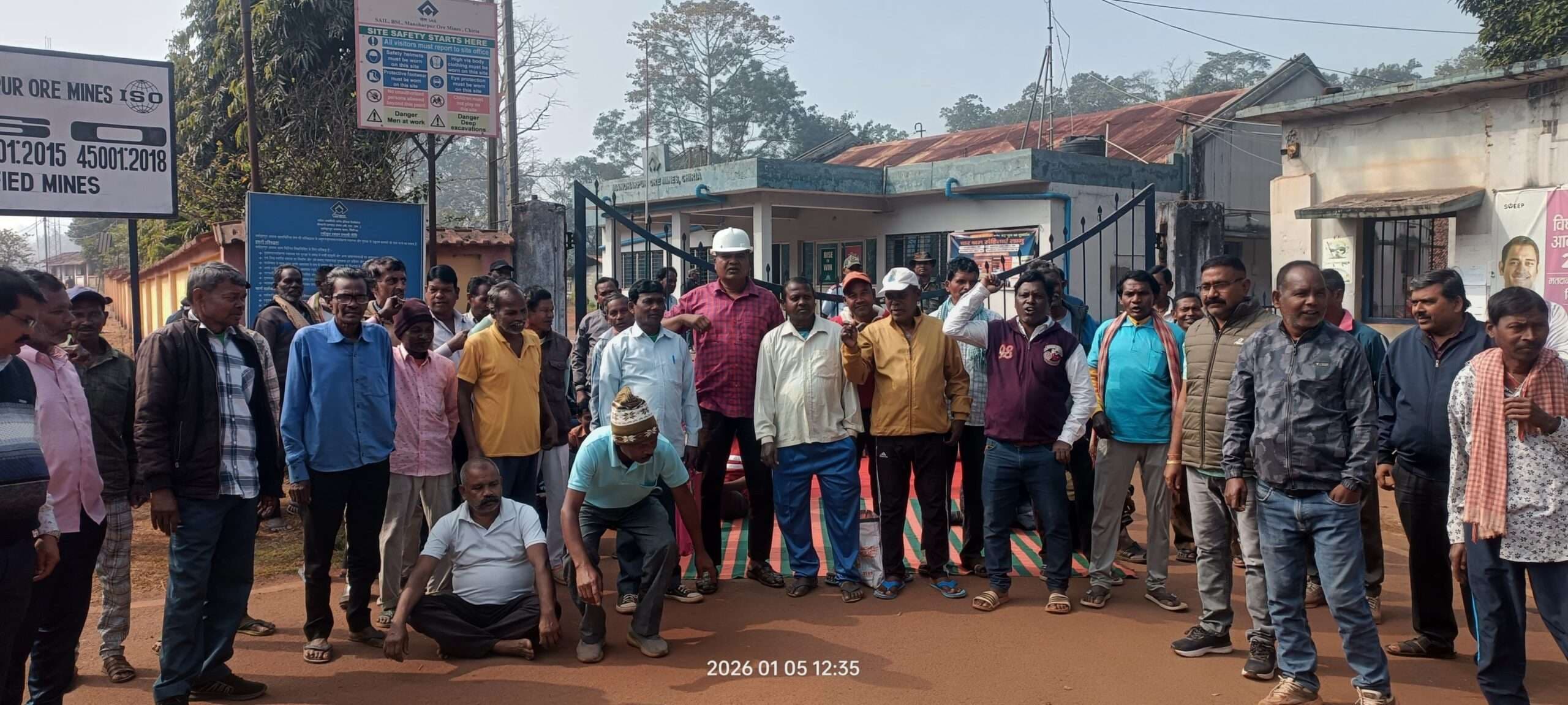 Chaibasa News : ठेका प्रबंधन ने एक दिन की मोहलत मांगी, मजदूरों ने सात दिनों का दिया अल्टीमेटम