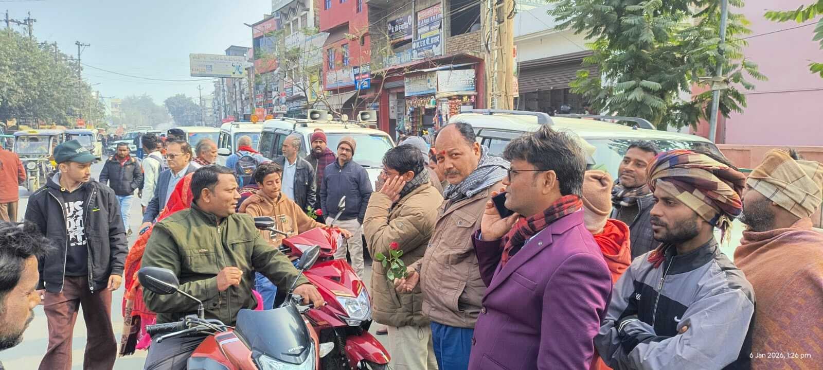 बिना हेलमेट वाले वाहन चालकों को गुलाब देकर किया जागरूक, यातायात पुलिस ने काटा चालान