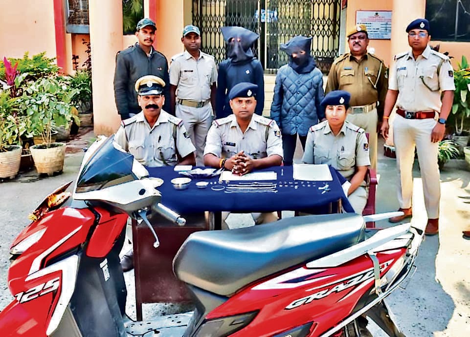 Rourkela News : छेंड काॅलोनी में घर से नकदी व आभूषण चोरी में दो गिरफ्तार