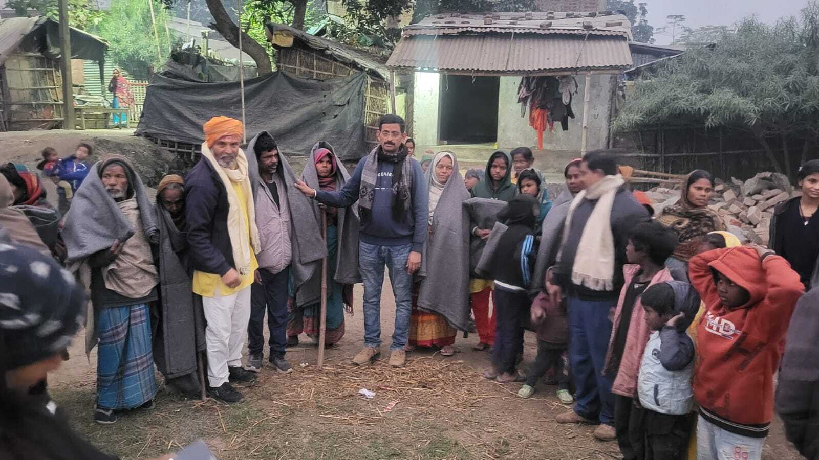 जरूरतमंदों के बीच कंबल का किया वितरण