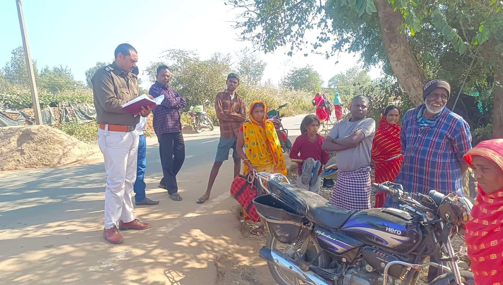 Deoghar news : बहन और उसके बच्चों को साथ लेकर घर जा रहा था युवक, बालू लोड ट्रैक्टर के धक्के से हुई मौत Deoghar news : बहन और उसके बच्चों को साथ लेकर घर जा रहा था युवक, बालू लोड ट्रैक्टर के धक्के से हुई मौत