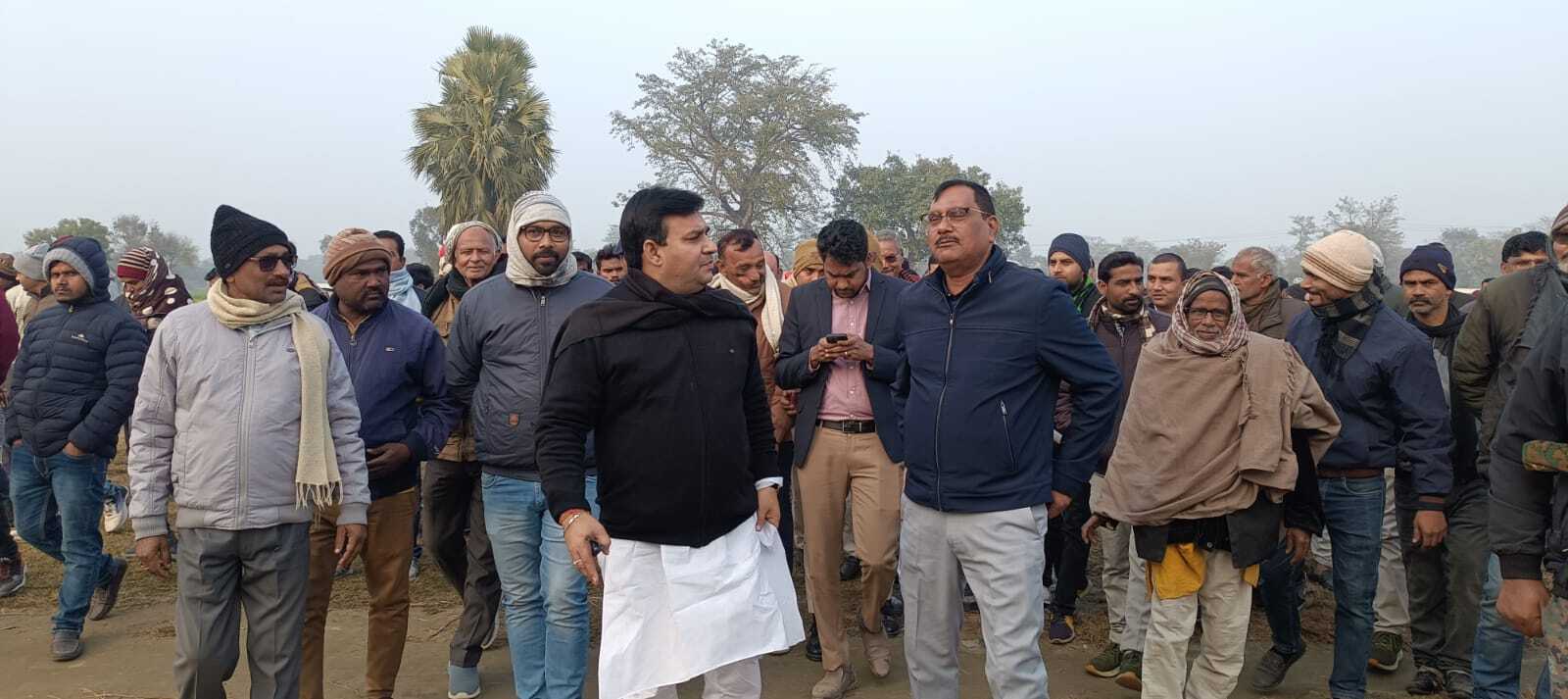 धनखड़ में मेडिकल कॉलेज की स्थापना को लेकर डीएम ने किया स्थल निरीक्षण