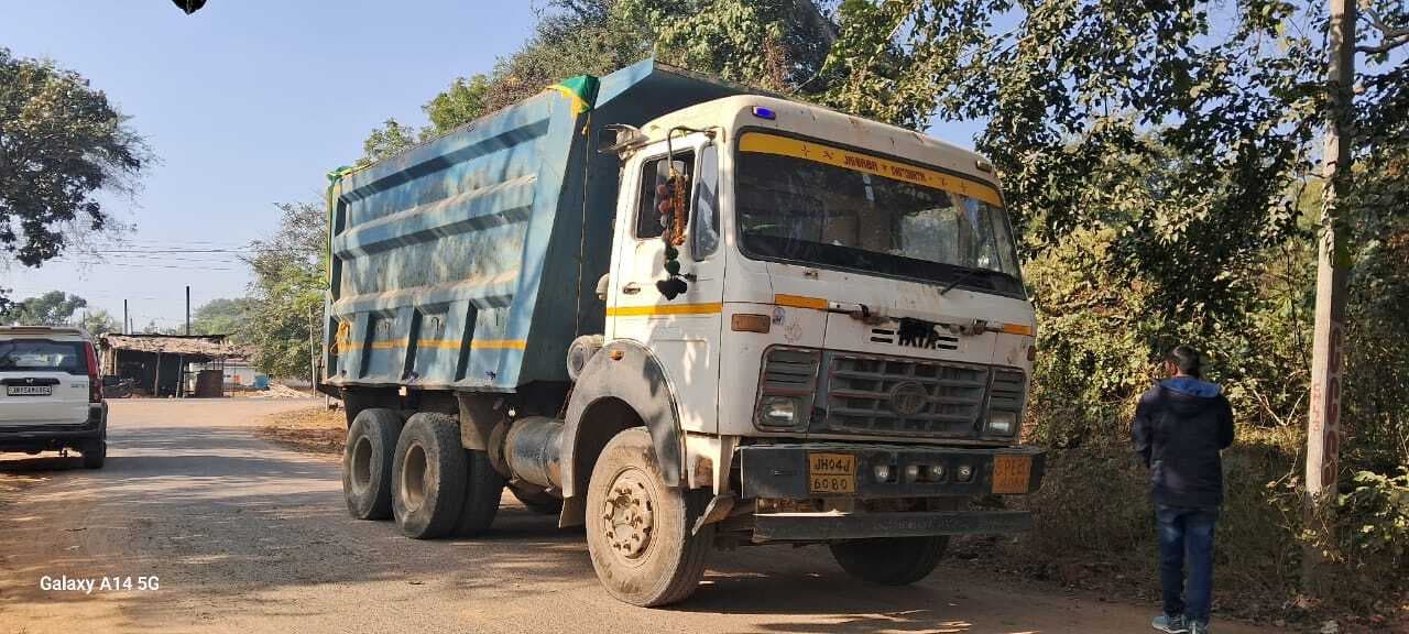 खनन इंस्पेक्टर ने अवैध डस्ट लोड हाइवा किया जब्त