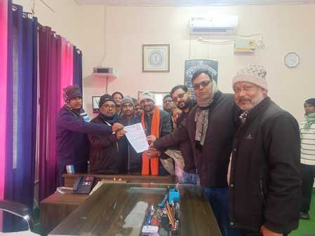 भाजपा कार्यकर्ताओं ने निकाय चुनाव ईवीएम से कराने की मांग को लेकर किया धरना प्रदर्शन