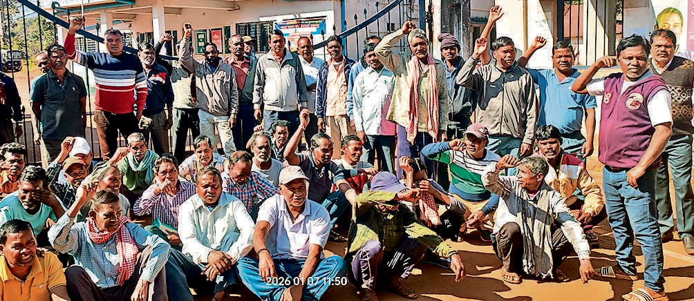 Chaibasa News : मंत्री व विधायक के आदेश के बाद भी ठेका मजदूरों को नहीं मिला काम