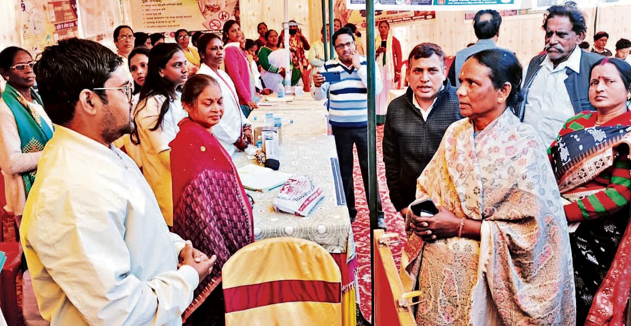 Chaibasa News : बीमार होने पर झाड़-फूंक के चक्कर में न फंसें : सांसद